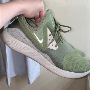 Men’s Nike Lunarcharge Essential running sneakers